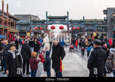 Traditionelle Torbogen auf der Qianmen Straße in Peking, China Stockfoto