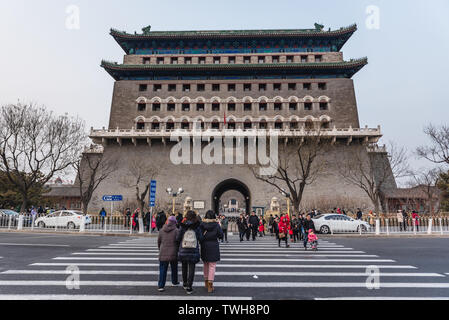 Zhengyangmen Bogenschießen Turm vor zhengyangmen Torhaus an der Qianmen Straße in Peking, China Stockfoto