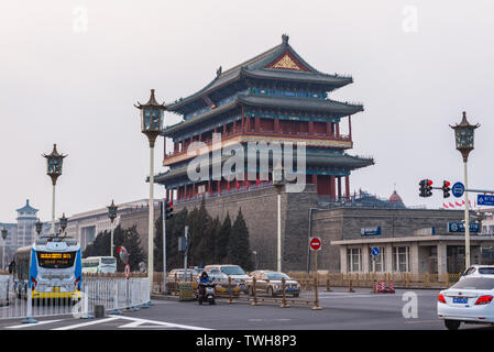 Zhengyangmen Torhaus auf der Qianmen Straße in Peking, China Stockfoto