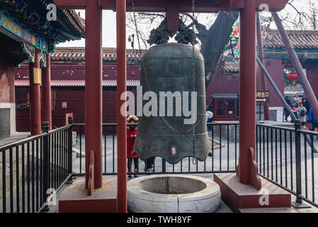 Glocke in Yonghe Tempel namens auch Lama Tempel der Gelug-schule des tibetischen Buddhismus in Dongcheng District, Beijing, China Stockfoto