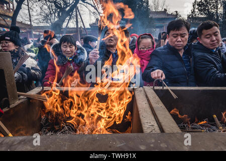 Menschen brennende Räucherstäbchen in Yonghe Tempel auch als Lama Tempel der Gelug-schule des tibetischen Buddhismus in Dongcheng District, Beijing, China Stockfoto