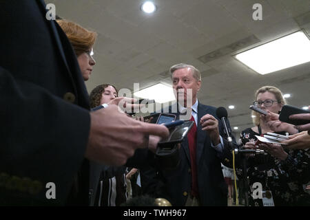 Washington, District of Columbia, USA. Juni, 2019 20. United States Senator Lindsey Graham (Republikaner von South Carolina) spricht mit den Medien nach einer geschlossenen Tür Briefing auf den Iran auf dem Capitol Hill in Washington, DC, USA am 20. Juni 2019 Credit: Stefani Reynolds/CNP/ZUMA Draht/Alamy leben Nachrichten Stockfoto