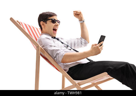 Junge Unternehmer im Liegestuhl an einem Telefon suchen und gestikulierend Glück auf weißem Hintergrund sitzen Stockfoto