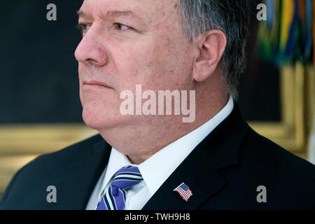 US-Staatssekretär Michael Pompeo nimmt an einem Treffen mit US-Präsident Donald J. Trumpf und kanadische Premierminister Justin Trudeau (nicht abgebildet) im Oval Office des Weißen Hauses in Washington, DC, USA, 20. Juni 2019. Der Präsident sprach mit den Medien über den Iran Abschuss eines amerikanischen Drohne, dass es nicht beabsichtigt gewesen wäre. Credit: Jim LoScalzo/Pool über CNP/MediaPunch Stockfoto