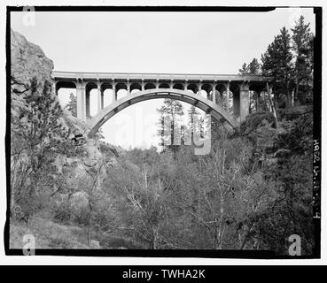 Route 87, Beaver Creek Bridge, Höhe. Blick ESE. - Beaver Creek Bridge, Hot Springs, Fall River County, SD; Hamilton, J Harper; nordwestlichen Engineering Company; Adelstein, Morris E; Linder, Jack ein; Grau, Chris, Feld team Projektleiter; Magdalenos, Christine, Landschaftsarchitekt; Marston, Christopher, Projektleiter; Christianson, Justine, Sender; Davis, Tim, Historiker; Delyea, Todd, delineator; Grinstead, Tim, delineator; Heckaman, Stacey, delineator; Michel, Roger, delineator; Tichi, Claire, Historiker; Haas, David, Fotograf Stockfoto