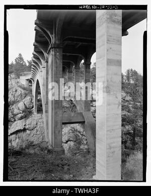 Route 87, Beaver Creek Bridge, Unterseite anzeigen. Blick NE. - Beaver Creek Bridge, Hot Springs, Fall River County, SD; Hamilton, J Harper; nordwestlichen Engineering Company; Adelstein, Morris E; Linder, Jack ein; Grau, Chris, Feld team Projektleiter; Magdalenos, Christine, Landschaftsarchitekt; Marston, Christopher, Projektleiter; Christianson, Justine, Sender; Davis, Tim, Historiker; Delyea, Todd, delineator; Grinstead, Tim, delineator; Heckaman, Stacey, delineator; Michel, Roger, delineator; Tichi, Claire, Historiker; Haas, David, Fotograf Stockfoto