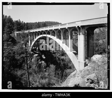 Route 87, Beaver Creek Bridge, Höhe. Blick WSW. - Beaver Creek Bridge, Hot Springs, Fall River County, SD; Hamilton, J Harper; nordwestlichen Engineering Company; Adelstein, Morris E; Linder, Jack ein; Grau, Chris, Feld team Projektleiter; Magdalenos, Christine, Landschaftsarchitekt; Marston, Christopher, Projektleiter; Christianson, Justine, Sender; Davis, Tim, Historiker; Delyea, Todd, delineator; Grinstead, Tim, delineator; Heckaman, Stacey, delineator; Michel, Roger, delineator; Tichi, Claire, Historiker; Haas, David, Fotograf Stockfoto