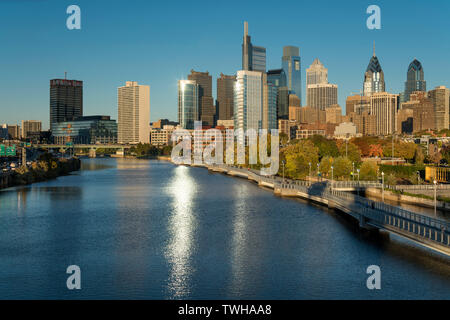 Strecke zu Fuß SCHUYLKILL RIVER DOWNTOWN SKYLINE PHILADELPHIA PENNSYLVANIA USA Stockfoto