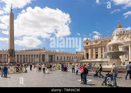 Vatikanstadt - 27. APRIL 2019: Touristen in Saint Peter's Square, Piazza di San Pietro. Stockfoto