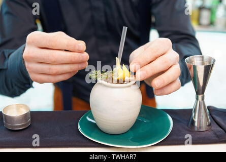 Barkeeper Cocktail servieren in Porzellan Glas Stockfoto