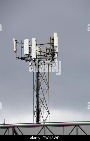 Hightech Telekommunikation sendemastes am Himmel Hintergrund. Mobilfunksignal Tower. Stockfoto