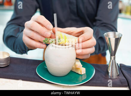 Barkeeper servieren Käse mit Cocktail, Schließen - uo Stockfoto