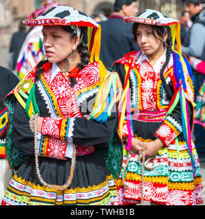 Porträt von zwei indigenen Quechua Frauen in traditioneller Kleidung während des Inti Raymi Sun Festival feiern Stockfoto