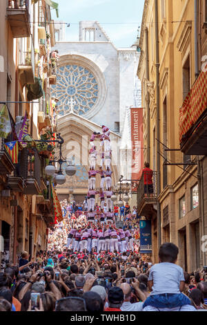 Tarragona Spanien: 19. August 2018 - Menschen, die menschlichen Türme vor der Kathedrale, einem traditionellen Spektakel in Katalonien namens 'castellers', Witz Stockfoto