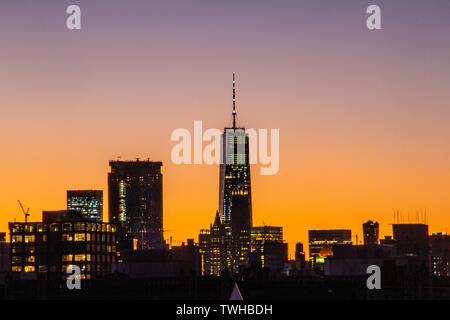 World Trade Center Tower in New York City bei Nacht Stockfoto