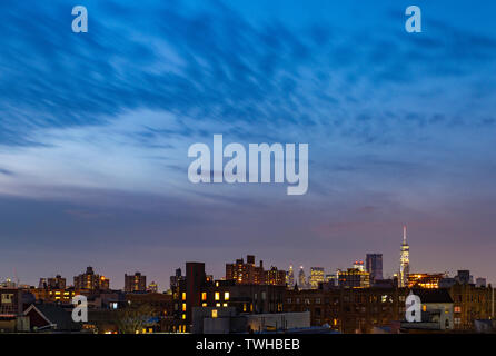 World Trade Center Tower in New York City bei Nacht Stockfoto