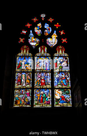 Detaillierte Ansicht von einem Glasfenster der Kirche im Dorf von Pontivy in der Bretagne Stockfoto