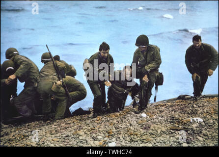 Us-Soldaten von 116 Regiment der 29 Infanterie Division geholfen wird nach der Ankunft in Omaha Beach in Rettungsinsel zum Ufer nach Ihrer Landing Craft Vehicle, Personnel (LCVP) versenkt aus Brückenkopf, Nicholas Russin (3. von rechts), auf die Ufer von zwei Soldaten gezogen, Operation Overlord, die Schlacht in der Normandie, Frankreich, 7. Juni 1944 Stockfoto