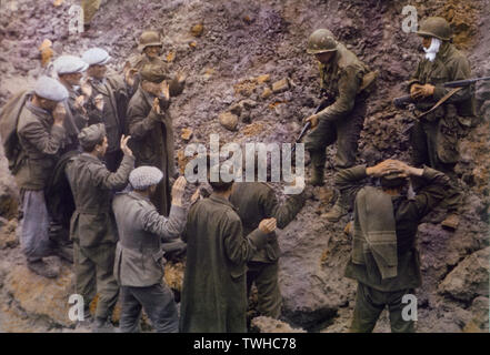 Erfasst deutsche Soldaten gefangen genommen von US-Truppen in der Nähe von Pointe du Hoc, Normandie, Frankreich, Juni 1944 Stockfoto