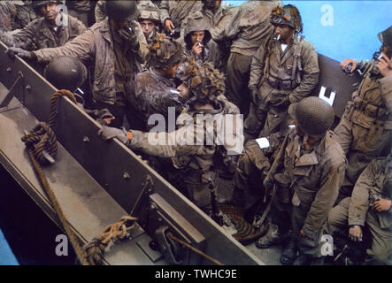 Us-Soldaten an Bord Landing Craft, Fahrzeug, Personal (LCVP), nähert sich Omaha Beach, Normandie, Frankreich, 7. Juni 1944 Stockfoto