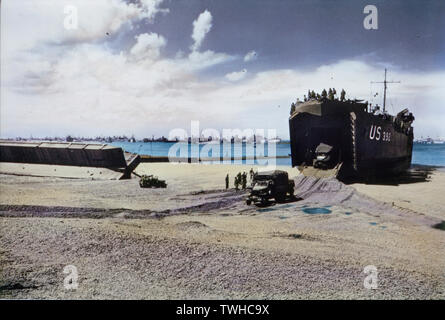 Lkw Ausfahrt aus dem Halten eines US Naval LST am Strand nach Sturm zerstörte Künstliche Mulberry Häfen, Normandie, Frankreich, Juni 1944 Stockfoto
