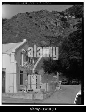 SAR-3, SOUTH ELEVATION MIT PENSTOCK UND FOREBAY, Blickrichtung Nordost. - Santa Ana River hydroelektrischen Systems, Redlands, San Bernardino County, CA Stockfoto