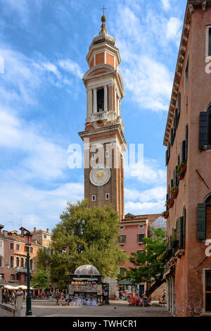 Der Turm der Chiesa Cattolica DAL PREVAT 2 dei Santi Apostoli im Viertel Cannaregio in Venedig an einem Sommermorgen Stockfoto