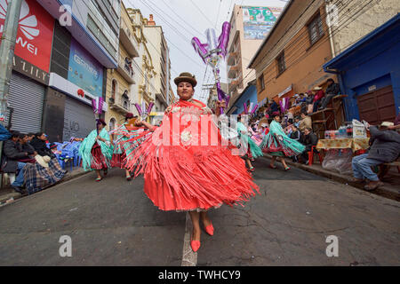 Cholita tanzen im Gran Poder Festival, La Paz, Bolivien Stockfoto