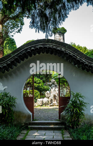 Eine typische Runde chinesische Eingang in der Jiangxin Insel in Wenzhou in der Volksrepublik China mit Blick auf den Osten Pagode auf dem bacground Stockfoto