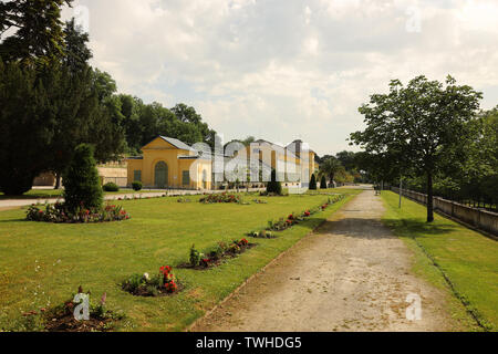 Orangerie auf dem Gelände des Schlosses Esterházy in Eisenstadt (Burgenland, Österreich). Die Orangerie wurde in der Mitte des 19. Jahrhunderts gebaut und Stockfoto
