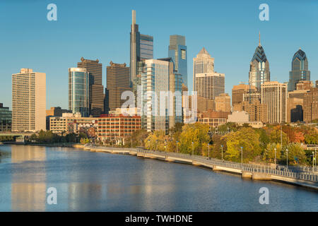 Strecke zu Fuß SCHUYLKILL RIVER DOWNTOWN SKYLINE PHILADELPHIA PENNSYLVANIA USA Stockfoto