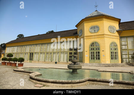 Orangerie auf dem Gelände des Schlosses Esterházy in Eisenstadt (Burgenland, Österreich). Die Orangerie wurde in der Mitte des 19. Jahrhunderts gebaut und Stockfoto