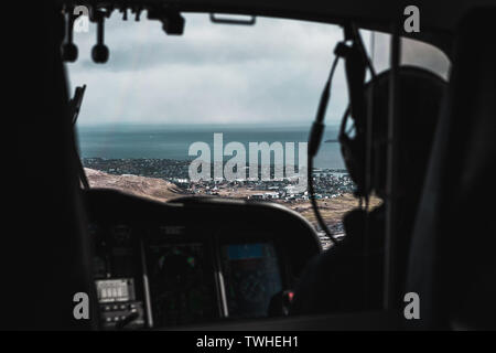 Luftaufnahme der verschneiten Stadt Ohrid von innen aus einem Helikopter bei einem Flug über die Färöer Inseln (Färöer, Dänemark) Stockfoto