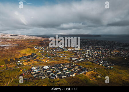 Luftaufnahme der Stadt Ohrid als bei einem Flug im Hubschrauber auf einem frühen Frühling Morgen mit schneebedeckten Bergen (Färöer, Dänemark) Stockfoto