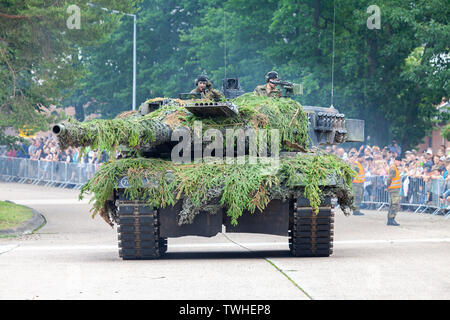 AUGUSTDORF/Deutschland - Juni 15, 2019: Deutscher Kampfpanzer Leopard 2A6-Laufwerke auf einem Taktik Demonstration an öffentliche Veranstaltung Tag der Bundeswehr 2019. Stockfoto