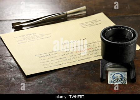 5c Stempel der Niederlande aus der Serie 1852 mit Echtheitszertifikat. Es ist das erste niederländische Briefmarke. Stockfoto