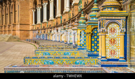 Fliesen und Dekorationen in der schönen Plaza de Espana in Sevilla. Andalusien, Spanien. Stockfoto