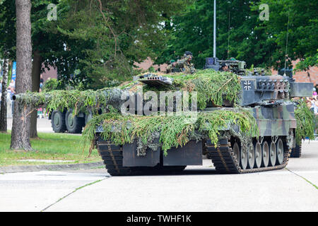 AUGUSTDORF/Deutschland - Juni 15, 2019: Deutscher Kampfpanzer Leopard 2A6-Laufwerke auf einem Taktik Demonstration an öffentliche Veranstaltung Tag der Bundeswehr 2019. Stockfoto