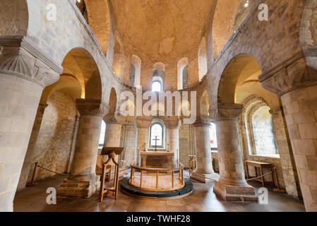 London, UK, 12. Mai 2019: romanische Kapelle des Hl. Johannes des Evangelisten in den Weißen Turm Gebäude an der Tower von London, dem königlichen Palast und Schloss an der Themse in London, England. Stockfoto