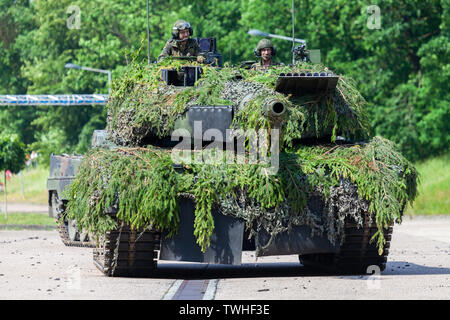 AUGUSTDORF/Deutschland - Juni 15, 2019: Deutscher Kampfpanzer Leopard 2A6-Laufwerke auf einem Taktik Demonstration an öffentliche Veranstaltung Tag der Bundeswehr 2019. Stockfoto
