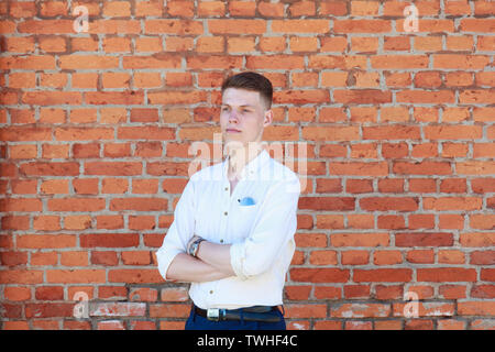 Junge Unternehmer gegen die Mauer Stockfoto