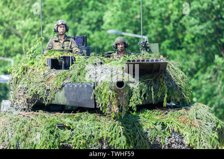 AUGUSTDORF/Deutschland - Juni 15, 2019: Deutscher Kampfpanzer Leopard 2A6-Laufwerke auf einem Taktik Demonstration an öffentliche Veranstaltung Tag der Bundeswehr 2019. Stockfoto
