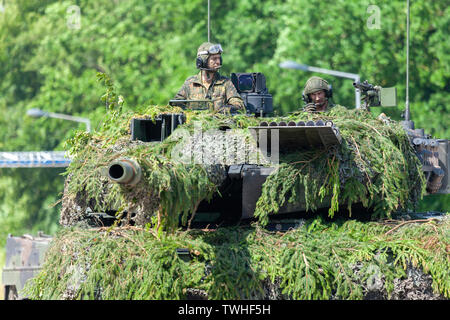 AUGUSTDORF/Deutschland - Juni 15, 2019: Deutscher Kampfpanzer Leopard 2A6-Laufwerke auf einem Taktik Demonstration an öffentliche Veranstaltung Tag der Bundeswehr 2019. Stockfoto
