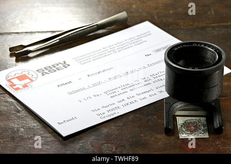 Schweizer 2 1/2 Rappen Poste Locale Briefmarke von 1850 mit Echtheitszertifikat. Stockfoto