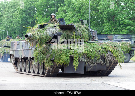 AUGUSTDORF/Deutschland - Juni 15, 2019: Deutscher Kampfpanzer Leopard 2A6-Laufwerke auf einem Taktik Demonstration an öffentliche Veranstaltung Tag der Bundeswehr 2019. Stockfoto