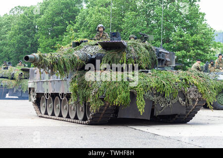 AUGUSTDORF/Deutschland - Juni 15, 2019: Deutscher Kampfpanzer Leopard 2A6-Laufwerke auf einem Taktik Demonstration an öffentliche Veranstaltung Tag der Bundeswehr 2019. Stockfoto
