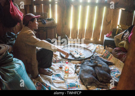 Schamanische Ritual in die akha Pixor Dorf in der Nähe der Phongsali, Laos, Asien. Stockfoto