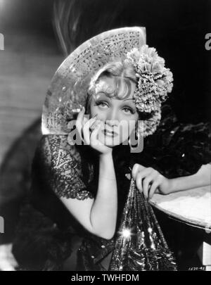 MARLENE DIETRICH als Concha Perez in DER TEUFEL IST EINE FRAU Direktor 1935 Josef von Sternberg Kostüm von TRAVIS BANTON Paramount Pictures Stockfoto