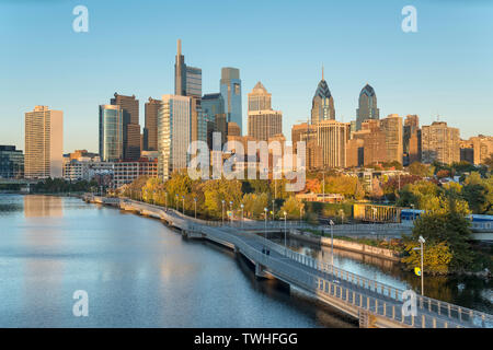Strecke zu Fuß SCHUYLKILL RIVER DOWNTOWN SKYLINE PHILADELPHIA PENNSYLVANIA USA Stockfoto