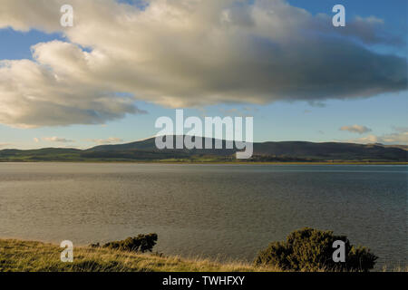 Blick von der Küste in der Nähe von Dunnerholme und Askam-In-Furness. Schwarz Combe und Millom gesehen in der Duddon Flussmündung auf der Cumbrian Küste. Stockfoto